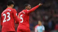 Gelandang Liverpool, Georginio Wijnaldum (kanan) merayakan gol ke gawang Burnley pada pertandingan lanjutan Premier League, di Stadion Anfield, Minggu (12/3/2017). (AFP/Paul Ellis). 