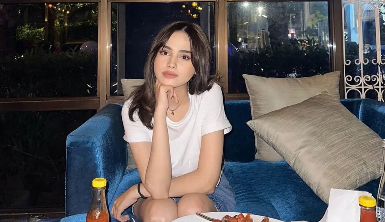 Tanpa pamer senyum, tak mengurangi pesona bintang web series Kisah Untuk Geri ini. Belum genap sebulan usai umumkan telah putus dari Rizky Nazar, netizen sebut kini Syifa bahagia menikmati kesendiriannya. Alih-alih untuk buang sial pasca putus dari Rizky Nazar, perubahan penampilan artis muda kelahiran 2000 ini untuk membuat penampilannya jadi makin fresh. (Liputan6.com/IG/@syifahadju)