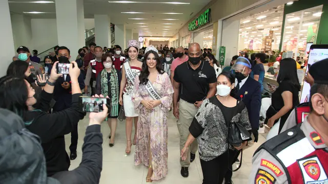 Miss Universe 2021 Harnaaz Sandhu, dan Puteri Indonesia 2022 Laksmi Shari De Neefe Suardana mendatangi sebuah mal di Depok.