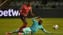 Striker Liverpool, Divock Origi, berebut bola dengan bek Lincoln City, TJ Eyoma, pada babak ketiga Piala Liga Inggris di Sincil Bank Stadium, Jumat (25/9/2020). Liverpool menang telak 7-2 atas Lincoln. (AFP/Rui Vieira/pool)
