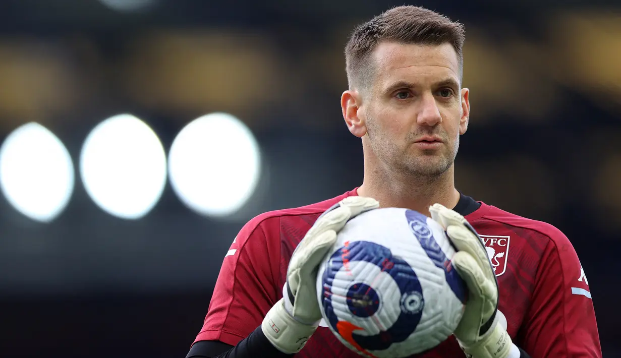 Tom Heaton. Kiper 35 tahun lulusan Akademi Manchester United ini sempat memperkuat Setan Merah selama 5 musim mulai 2005/2006. Sejak 2 musim lalu ia berbaju Aston Villa meski hanya jadi kiper kedua. Kembali ke Old Trafford musim ini, ia diplot sebagai kiper ketiga. (Foto: AFP/Pool/Naomi Baker)