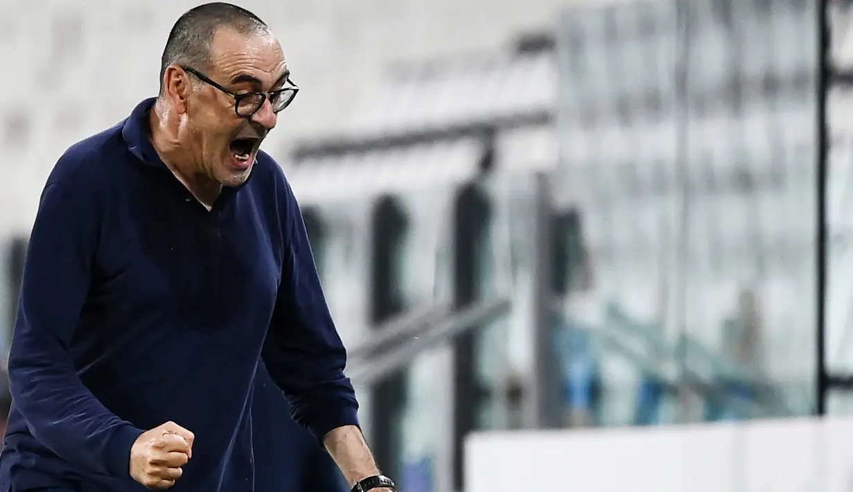 1. Maurizio Sarri (Juventus) - Mantan pelatih Chelsea ini harus merasakan pahitnya dipecat usai membawa Juventus Juara Serie A 2019-2020. Sarri dicopot dari jabatannya usai Nyonya Tua tersingkir di babak 16 besar Liga Champions. (AFP/Marco Bertorello)