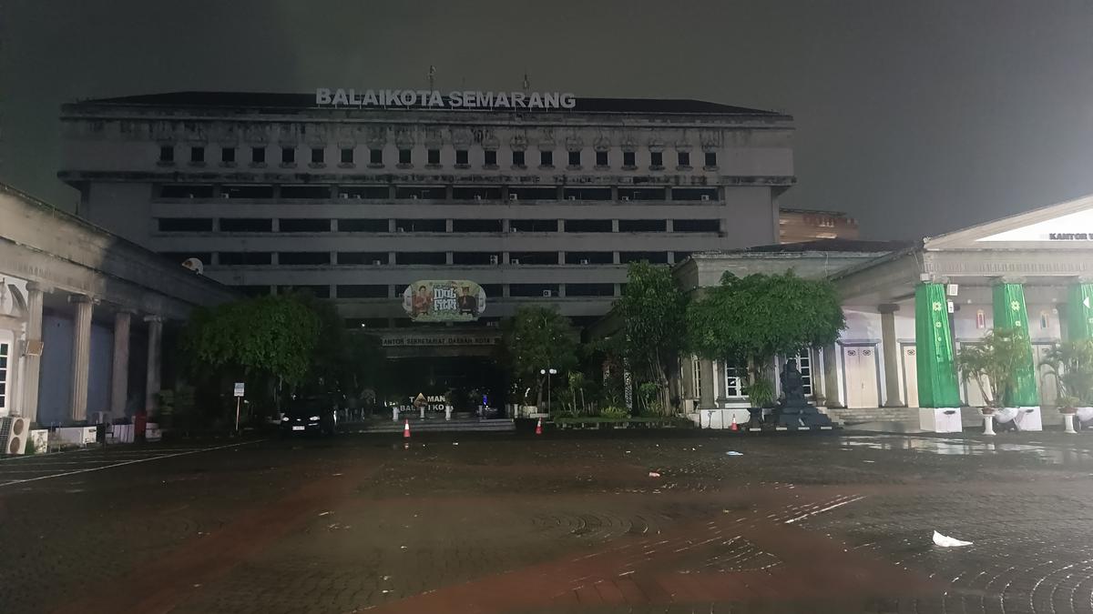 Malam Tak Biasa di Balai Kota Semarang, Saat Gelap Menggantikan Terang Demi Penghematan