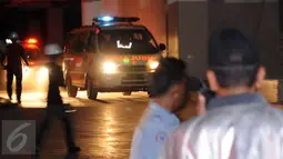 Sebuah ambulans melintas usai mengevakuasi pekerja yang terjebak kebakaran di bangunan Gedung Swiss Belhotel, Kelapa Gading, Jakarta, Minggu (7/8). Dua pekerja dikabarkan tewas saat terjadi kebakaran. (Liputan6.com/Helmi Fithriansyah)