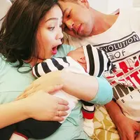 Ungkapan 'Happy Family' sepertinya sangat cocok untuk menggambarkan kebahagiaan Raffi Ahmad dan Nagita Slavina dengan kehadiran si buah hati, Rafathar Malik Ahmad. (via instagram/@raffinagita1717)