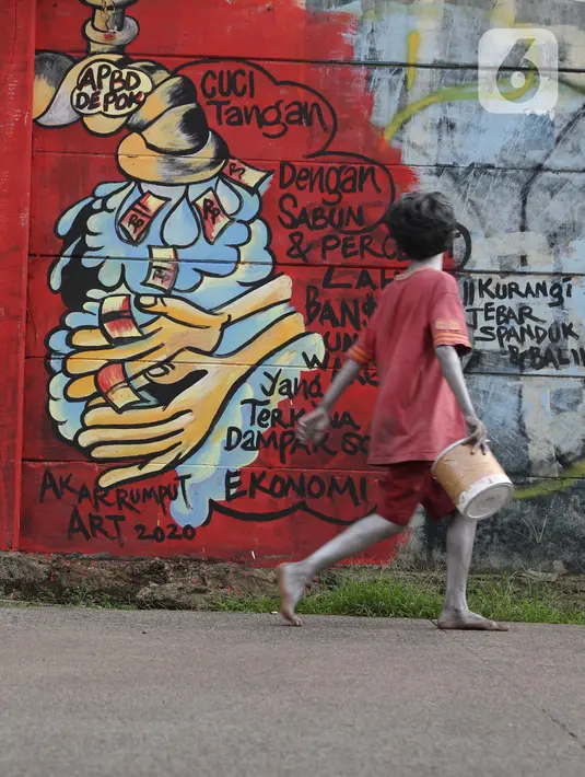 Anak anak melintasi mural ajakan melawan COVID-19 di Depok, Jawa Barat, Selasa (14/4/2020). Pemprov Jawa Barat akan memulai pembatasan sosial skala besar di Bogor, Depok, Bekasi pada Rabu (15/4) dengan menyiapkan anggaran Rp4 triliun sebagai jaring pengaman sosial. (Liputan6.com/Helmi Fithriansyah)