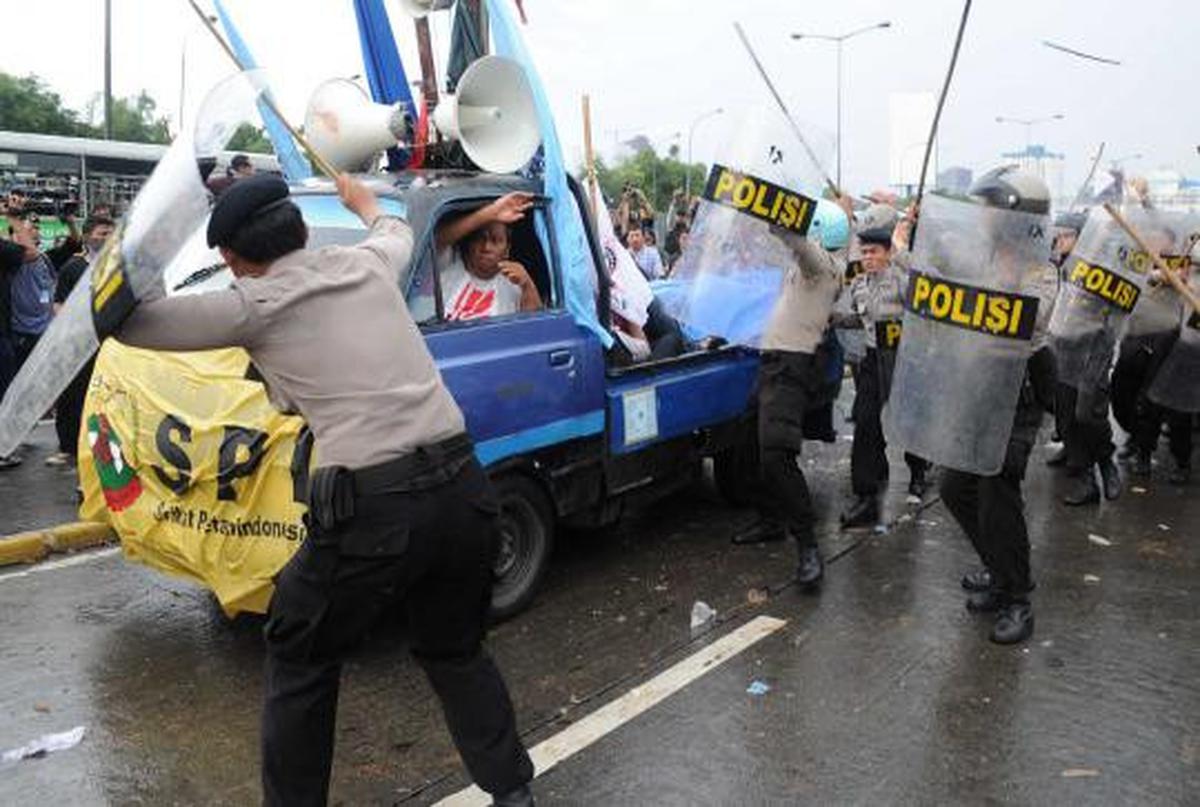 Bentrok demonstran vs polisi di DPR
