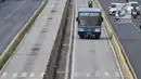 Pengendara sepeda motor melintasi jalur bus Transjakarta di Jalan Gunung Sahari, Jakarta, Kamis (27/12). Selain melanggar hukum, perilaku buruk pemotor tersebut juga dapat membahayakan keselamatan. Liputan6.com/Immanuel Antonius