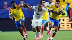 Pemain Ghana Antoine Semenyo berjuang merebut bola dari  pemain Colombia Jefferson Lerma dan Daniel Munoz selama pertandingan sepak bola babak 32 besar Piala Dunia antara Kolombia dan Ghana di Kansas City, Mo, Jumat (03/07/2026). (AP Photo/Charlie Riedel)