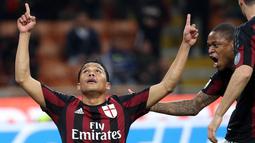 Pemain Milan, Carlos Bacca (kiri)  merayakan golnya ke gawang Lazio pada lanjutan liga Italia serie A di Stadion San Siro, Millan, Senin (21/3/2016) dini hari WIB. (EPA/Matteo Bazzi)