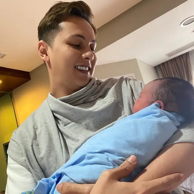Andhika Pratama mengunggah foto persalinan anak kelima Ussy Sulistiawaty (https://www.instagram.com/p/CElXAmCA_Dd/)
