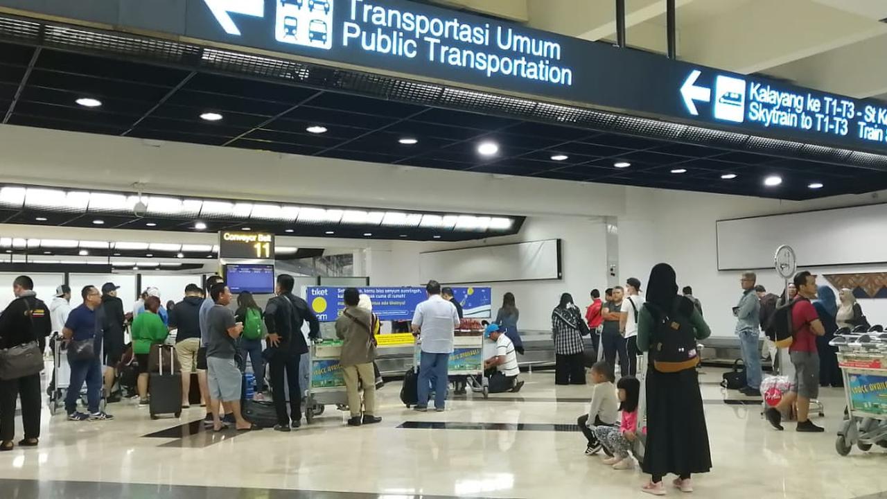 Pengelola Bandara Internasional Soekarno Hatta Kota Tangerang, memprediksi hari ini memasuki puncak arus mudik Lebaran 2019. Kenaikan penumpang pun diprediksi naik 3 sampai 5 persen untuk hari ini saja.