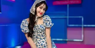 Menjadi salah satu pengisi acara di salah satu tayangan televisi, Ayu pun kerap tampil maksimal. Terbaru ia mengenakan slit dress panjang dipadukan celana panjang denim serta headscarf bak perempuan Korea. [@ayutingting92]