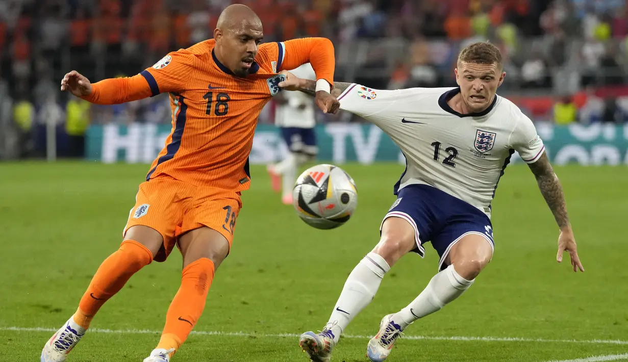 Striker Timnas Belanda, Donyell Malen (kiri) berebut bola dengan bek Timnas Inggris, Kieran Trippier pada laga semifinal Euro 2024 di Westfalenstadion, Dortmund, Jerman, Kamis (10/7/2024). (AP Photo/Frank Augstein)