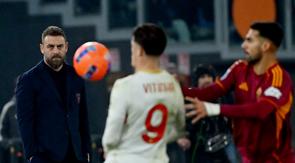 Pelatih Genoa asal Italia, Daniele De Rossi, bereaksi di akhir pertandingan Serie A Italia antara AS Roma dan Genoa di Stadion Olimpiade di Roma, Selasa (30-12-2025) dini hari WIB. (Filippo MONTEFORTE/AFP)