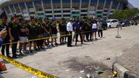 Skuat Maung Bandung menggelar kegiatan tabur bunga untuk almarhum Haringga Sirla di Stadion Gelora Bandung Lautan Api (GBLA), Selasa (25/9/2018). (Liputan6.com/Hugo)
