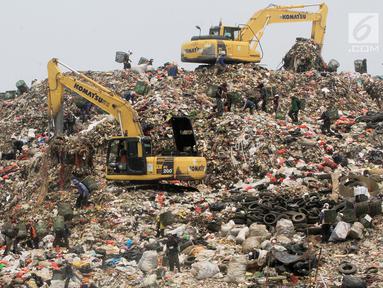 Alat berat mengeruk sampah di TPST Bantar Gebang, Bekasi, Jawa Barat, Senin (18/3). Memasuki usianya yang ke 30 tahun, TPST Bantar Gebang tinggal memiliki kapasitas 10 juta ton lagi. (merdeka.com/Arie Basuki)