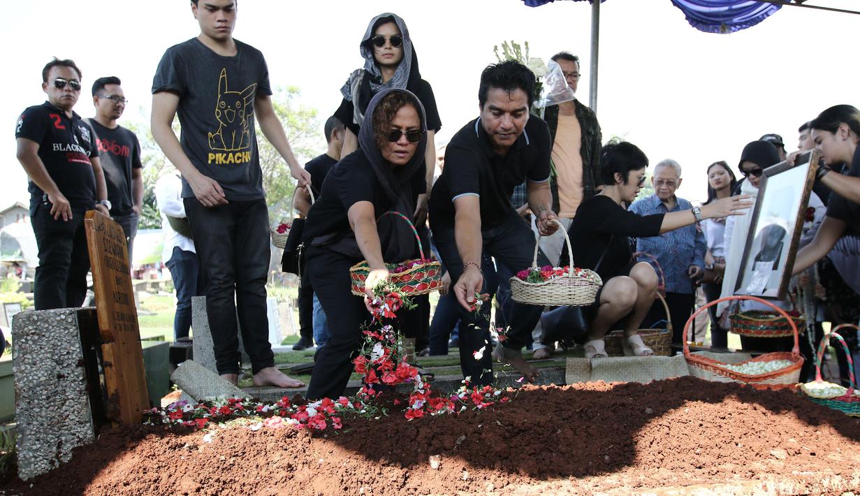 Musisi Indra Lesmana bersama Mira Lesmana menaburkan bunga di pemakamanya ibunya, Nien Lesmana di TPU Tanah Kusir, Jakarta, Rabu (28/6). (Liputan6.com/Herman Zakharia)