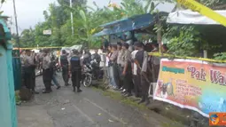Densus 88 Menggeledah Rumah Terduga Teroris