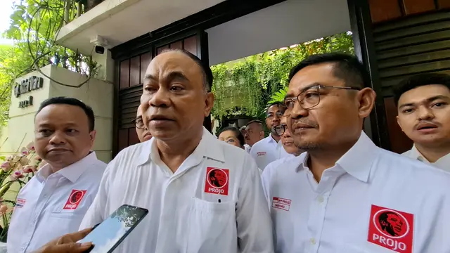 Mantan Menteri Koperasi Kabinet Merah Putih yang juga Ketua Umum (Ketum) Relawan Pro Jokowi (Projo) Budi Arie Setiadi, sowan ke kediaman pribadi Presiden ke-7 RI Joko Widodo atau Jokowi di Solo, Jumat (24/10/2025) (Liputan6.com/Fajar Abrori)