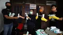 Ketua Pewarta Foto Indonesia (PFI) Reno Esnir (kedua kanan) membagikan masker dan hand sanitizer kepada jurnalis foto di Jakarta, Jumat (20/3/2020). PFI membagikan 1.000 masker dan 500 botol hand sanitizer kepada lebih dari 190 jurnalis foto di DKI Jakarta. (Foto: Dok. Pewarta Foto Indonesia)