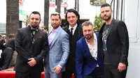 Personel boyband NSYNC Chris Kirkpatrick, Lance Bass, JC Chasez, Joey Fatone dan Justin Timberlake berfoto bersama saat menerima Hollywood Walk of Fame di Los Angeles (30/4). (Jordan Strauss / Invision / AP)