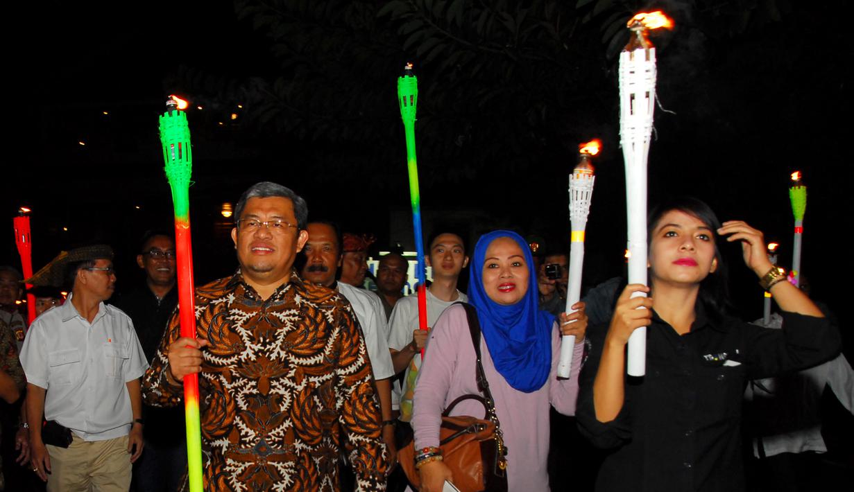 Gubernur Jabar Ahmad Heryawan (kiri) mengikuti acara "100 Obor Untuk Perdamaian Dunia" dalam peringatan Tahun Baru Hijriah 1 Muharam 1436 H, Bandung, Jawa Barat, Jumat (24/10/2014). (Antara Foto/Agus Bebeng)