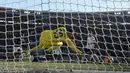 Gianluigi Donnarumma gagal menghalau bola yang masuk ke gawangnya saat bertanding melawan Hellas Verona pada lanjutan Liga Italia di stadion Bentegodi, Italia, (17/12). Milan takluk 3-0 atas Verona. (Simone Venezia/ANSA via AP)