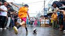 Oki Rengga tampak serius menjadi kiper dan menerima tendangan bol dari salah satu peserta Liga Akamsi. (Dok. Film Animasi Garuda Di Dadaku)