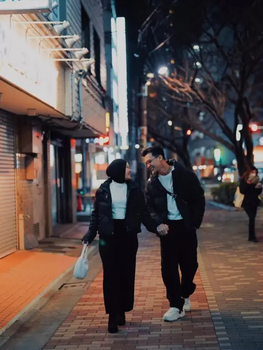 Potret Mesra Dinda Hauw dan Rey Mbayang di Jepang, Bak Bulan Madu [instagram/dindahaw]