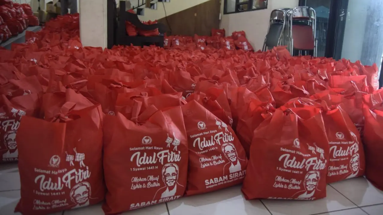 Sambut Lebaran, Sabam Sirait Bagikan Ribuan Paket Sembako