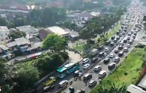 Penampakan kemacetan di jalur menuju puncak saat libur panjang akhir pekan Kenaikan Yesus Kristus. (Liputan6.com/ Dok SCTV)