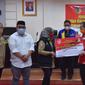 Kemensos menyerahkan santunan ahli waris korban meninggal dunia akibat gempa bumi, tsunami, dan likuifaksi Sulawesi Tengah (Sulteng). (foto: dokumentas Kemensos)