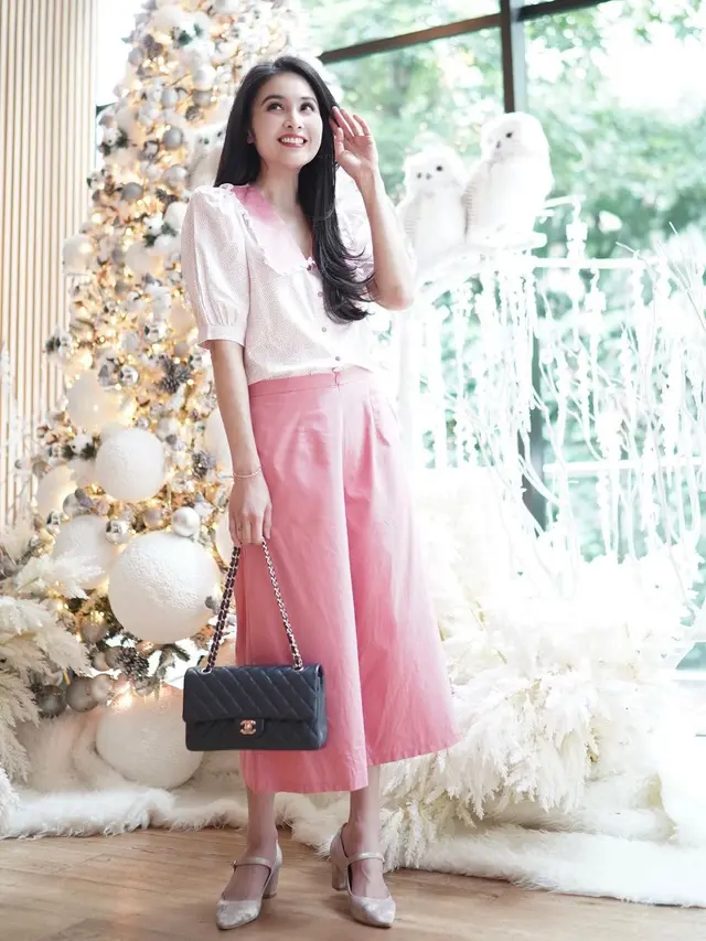 Gaya Sandra Dewi jelang Natal 2021 (Foto: Instagram/@sandradewi88)