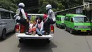 Mobil Dinas Perhubungan Kota Bogor dikerahkan saat aksi mogok sopir Angkutan Kota (angkot) 08 dan 09 di kawasan Tugu Kujang, Selasa (13/11). Aksi mogok memprotes pengoperasian angkot modern itu membuat ratusan penumpang terlantar (Merdeka.com/Arie Basuki)