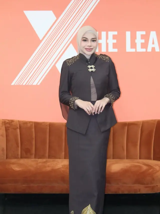Aurel Hermansyah  di Acara Variety Show Korea “X The League” pakai busana dari desainer Indonesia pakai serba coklat. [@aurelie.hermansyah]