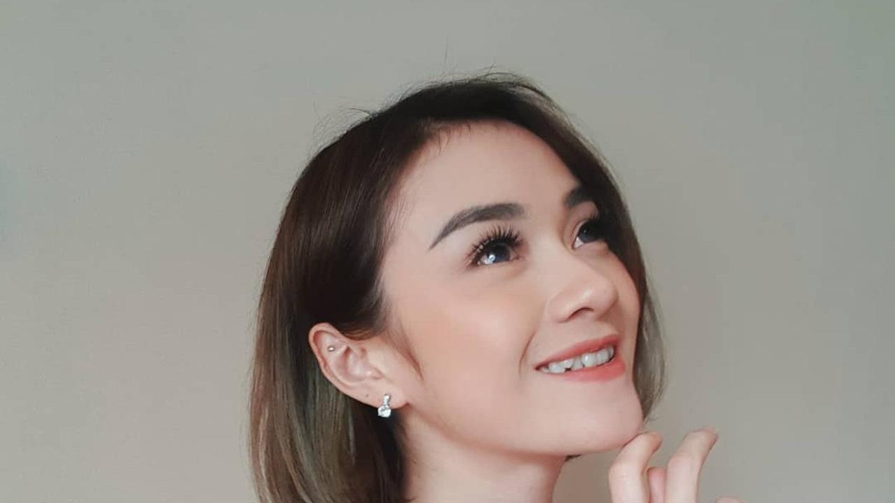 Tampilan Dara the Virgin dengan Makeup Minimalis (credit: instagram/darathevirgin)