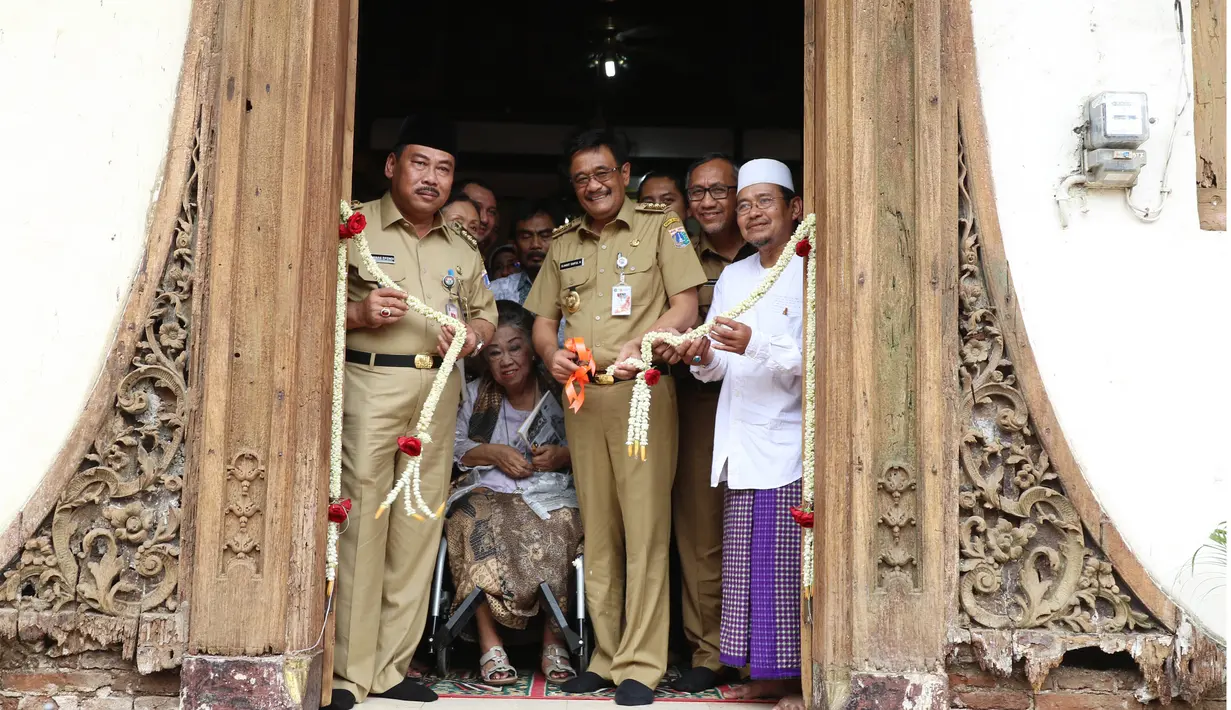 Gubernur DKI Djarot Saiful Hidayat menggunting tali dari mawar putih saat meresmikan proyek revitalisasi Masjid Jami Angke Al Anwar, Jakarta, Selasa (10/10). Masjid yang didirikan pada 1761 ini termasuk kategori cagar budaya. (Liputan6.com/Angga Yuniar)