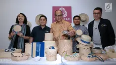 Ketua Kadin Indonesia, Roslan P Roslani (tengah) bersama Ketua Inasgoc, Erick Thohir (kedua kiri) saat melihat salah satu produk UMKM berlisensi Asian Games 2018 di Jakarta, Rabu (30/5). Beberapa produk diperkenalkan. (Liputan6.com/Helmi Fithriansyah)