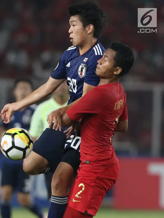 Bek Timnas Indonesia U-19, Kadek Raditya Majheswara (kanan) mencoba menahan pemain Jepang, Taisei Miyashiro pada perempat final Piala AFC U-19 2018 di Stadion GBK, Jakarta, Minggu (28/10). Indonesia kalah 0-2. (Liputan6.com/Helmi Fithriansyah)