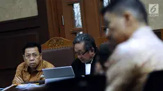 Terdakwa dugaan korupsi proyek e-KTP, Setya Novanto (kiri) menyimak keterangan saksi Charles Sutanto Ekapradja pada sidang lanjutan di Pengadilan Tipikor, Jakarta, Senin (22/1). Sidang menghadirkan sejumlah saksi. (Liputan6.com/Helmi Fithriansyah)