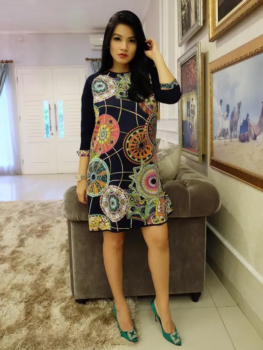 Suasana sendu namun berbahagia terlihat saat wajah Tikam dan bayi mungil itu saling berhadapan. Senyuman lega namun haru juga terlihat di wajah ibu dua anak ini. (Instagram/titi_kamal)