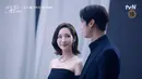Kang Ji Won meraih tangannya, dan keduanya saling menatap, memperlihatkan kerja tim mereka untuk melawan Park Min Hwan dan Jung Soo Min. (Foto: YouTube/ tvN drama)