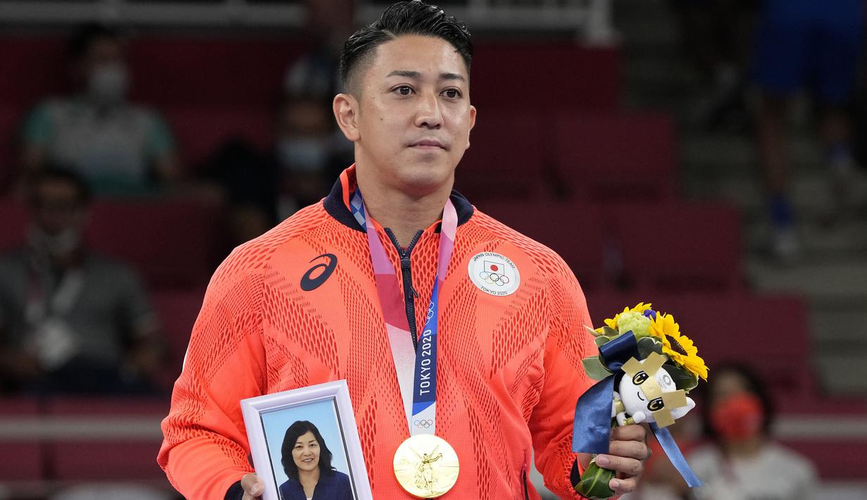 Riyo Kiyuna menjadi atlet pertama Jepang yang mampu merebut emas pada cabang olahraga Karate di Olimpiade Tokyo 2020. Gelar Olimpiadenya dedikasikan kepada mendiang ibunya yang terwakilkan dari sebingkai foto yang ia bawa ketika penyerahan medali. (Foto: AP/Vincent Thian)