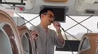 Momen Afgan Hibur Rombongan Satu Bus Saat Haji dengan Lagu Religi, Hanya Modal Mic Seadanya. (Dok: TikTok @titoswift13 )