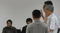 Para saksi bersumpah saat akan memberikan kesaksian di sidang lanjutan kasus dugaan suap alih fungsi lahan hutan di Bogor, Pengadilan Tipikor, Jakarta, Senin (30/3/2015). (Liputan6.com/Herman Zakharia)