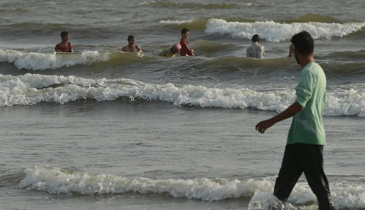 Warga Pakistan mendinginkan diri di pantai Clifton selama gelombang panas yang terjadi di Karachi, Senin (21/5). Suhu di Karachi, pada Senin (21/5), Gelombang panas terjadi saat warga Pakistan sedang menjalankan puasa bulan Ramadan. (AFP/RIZWAN TABASSUM)