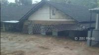 Banjir merendam rumah di dekat Pasar Brayung, Kecamatan Mejobo, Kudus, Jateng, Senin (5/2/2018) sore. (Twitter-@sekitarkudus/Solopos.com)