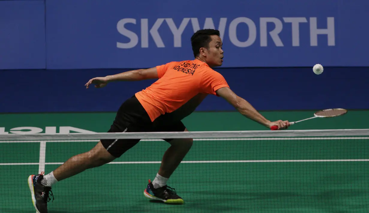 Tunggal putra Indonesia, Anthony Ginting, mengembalikan kok saat melawan Soong Joo Ven pada final beregu SEA Games 2019 di Multinlupa Sport Center, Rabu (4/12). Ginting menang 13-21, 21-15, dan 21-18. (Bola.com/M Iqbal Ichsan)