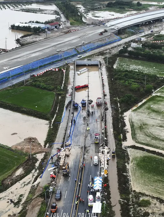 Bencana ini menyebabkan puluhan orang tewas dan memaksa ribuan orang mengungsi. (Yun Kwan-shick/Yonhap via AP)